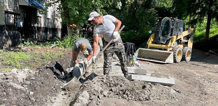 Еще один двор многоквартирного дома начали благоустраивать в Горно-Алтайске