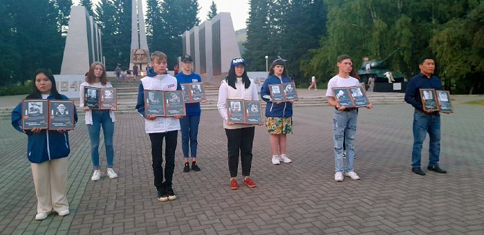 В Горно-Алтайске почтили память детей – жертв войны в Донбассе
