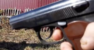 Избивая и угрожая пистолетом, злодей вымогал у подростка деньги Избивая и угрожая пистолетом, злодей вымогал у подростка деньги
