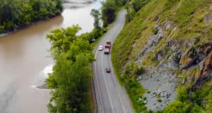 Смертельно опасный участок на Чуйском тракте в очередной раз освятил священник