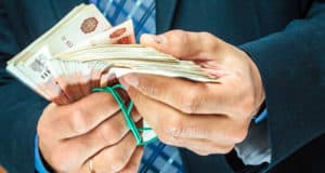 Адвоката, вымогавшего у клиента взятку для судьи, приговорили к штрафу Адвоката, вымогавшего у клиента взятку для судьи, приговорили к штрафу
