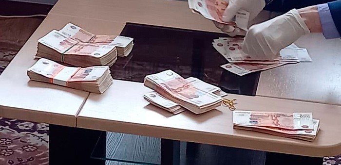 Деньги, найденные при обысках бывшего министра здравоохранения и его помощника, обращены в доход государства