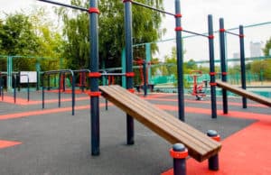 В школах устанавливают спортивные площадки В школах устанавливают спортивные площадки