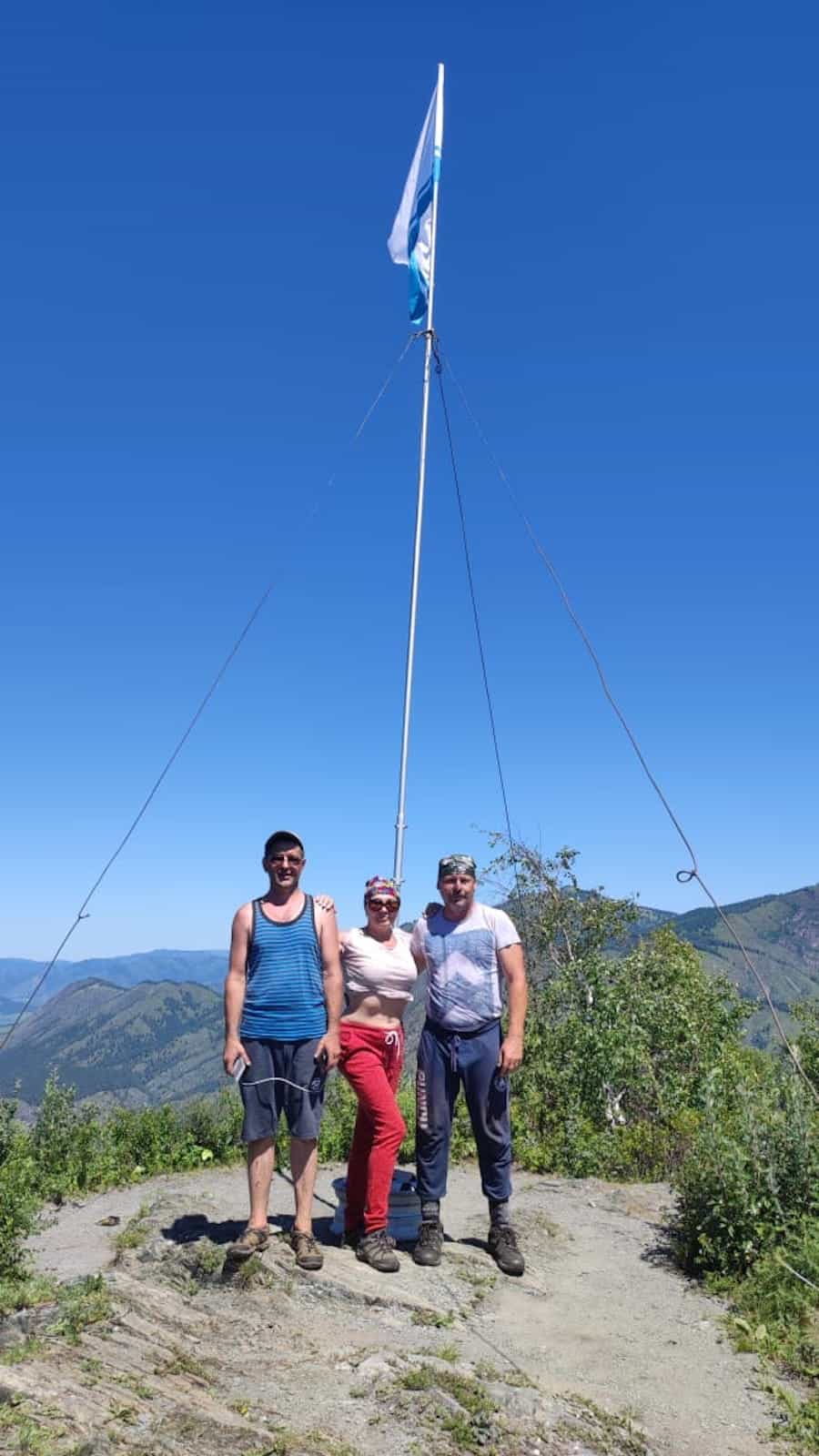Туристы установили на горе около Чемала флаг Республики Алтай