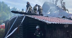 В Горно-Алтайске сгорел дом, возможно, из-за поджога