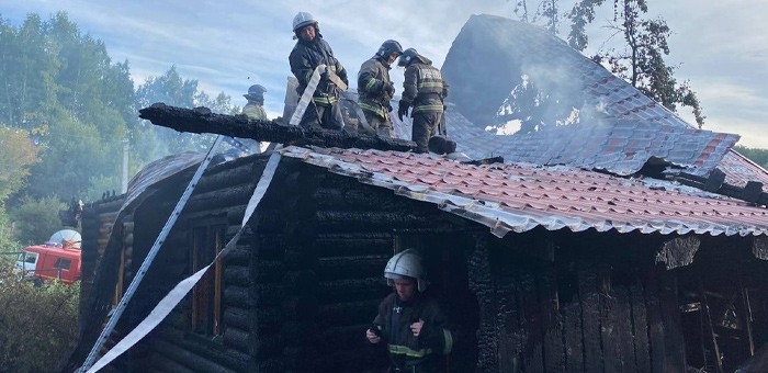 В Горно-Алтайске сгорел дом, возможно, из-за поджога