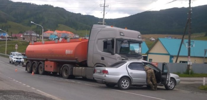 Легковушка столкнулась с грузовиком в Шебалино
