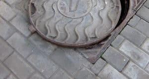 В городе воруют крышки от люков и сдают на металлолом