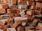 Пьяный сын хотел убить отца и долго избивал его по голове кирпичом Пьяный сын хотел убить отца и долго избивал его по голове кирпичом