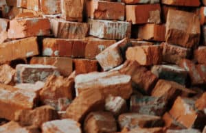Пьяный сын хотел убить отца и долго избивал его по голове кирпичом Пьяный сын хотел убить отца и долго избивал его по голове кирпичом