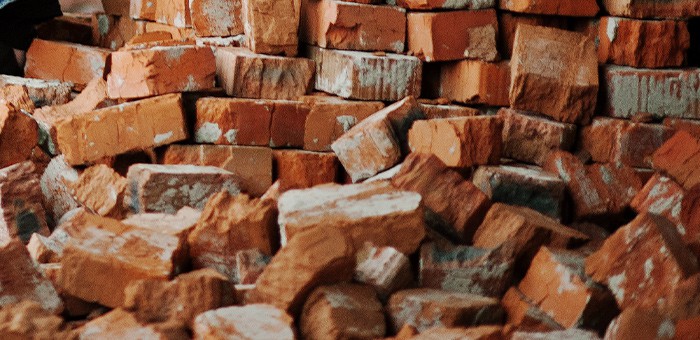 Пьяный сын хотел убить отца и долго избивал его по голове кирпичом