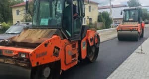 На улице Комсомольской укладывают асфальтобетон