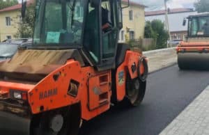 На улице Комсомольской укладывают асфальтобетон