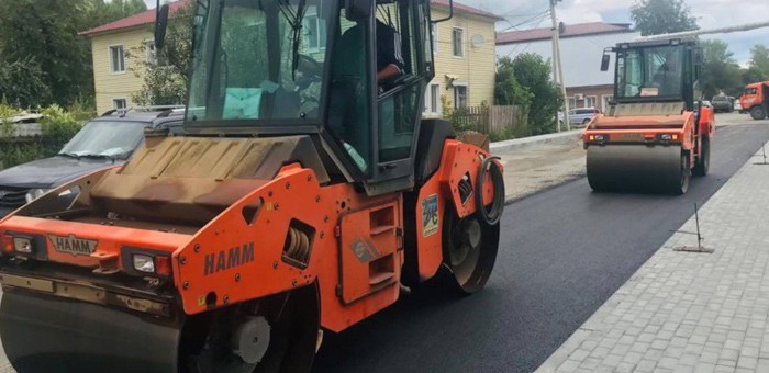 На улице Комсомольской укладывают асфальтобетон