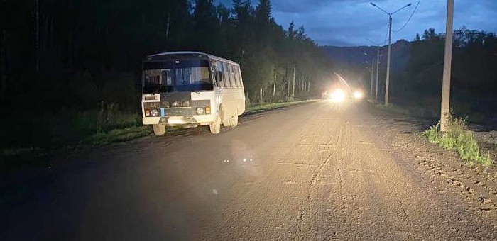 Возле Манжерокского озера автобус сбил пешехода