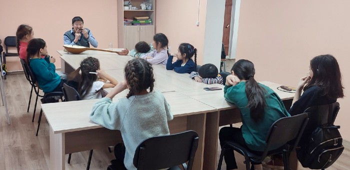 Для чемальских школьников прошли занятия в этнокультурной творческой студии «Чедирген»