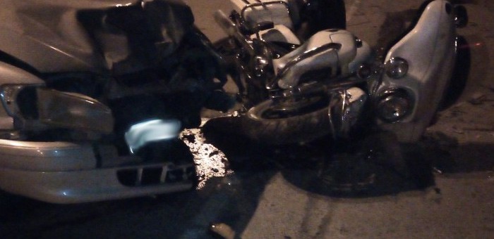 Женщина без прав на «Королле» врезалась в мотоцикл с туристами