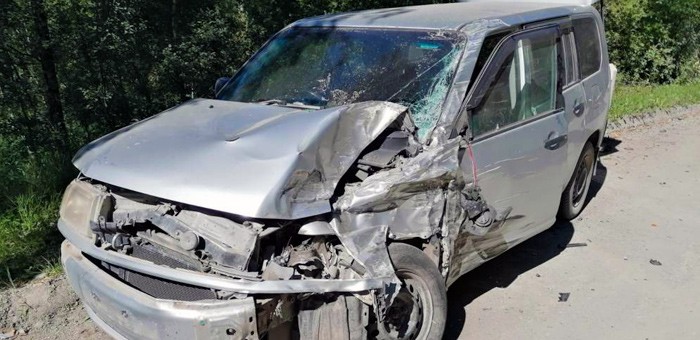 Машины столкнулись на опасном повороте в Усть-Коксинском районе