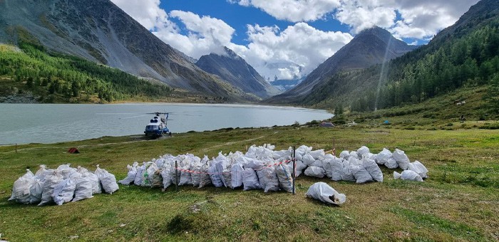 Волонтеры убрали 3,5 тонн мусора у подножия Белухи