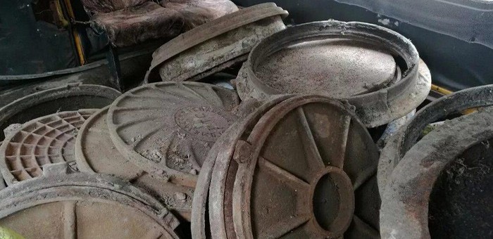 Таксист похитил 14 чугунных крышек канализационных люков