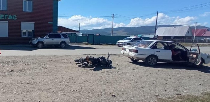Мотоцикл столкнулся с автомобилем в Улагане, два человека госпитализированы