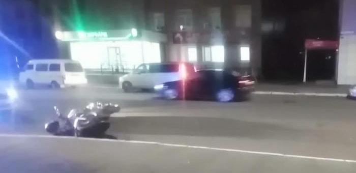 Мотоциклист госпитализирован после столкновения с автомобилем в Горно-Алтайске