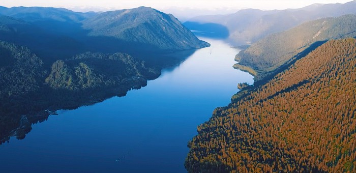 «На дне лес мертвецов»: Телецкое озеро вошло в список самых таинственных туристических мест в России