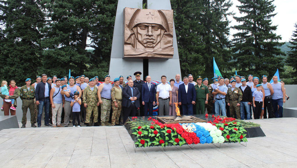 В Горно-Алтайске состоялся митинг, посвященный Дню воздушно-десантных войск