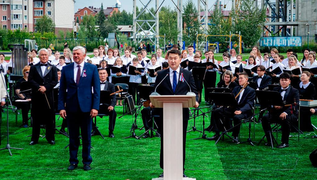 В Горно-Алтайске День флага отметили самым массовым исполнением гимна РФ в истории региона