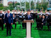 В Горно-Алтайске День флага отметили самым массовым исполнением гимна РФ в истории региона