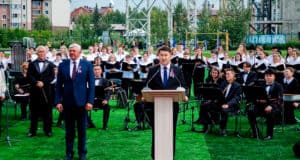 В Горно-Алтайске День флага отметили самым массовым исполнением гимна РФ в истории региона