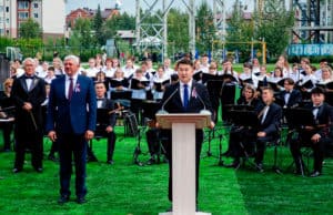 В Горно-Алтайске День флага отметили самым массовым исполнением гимна РФ в истории региона