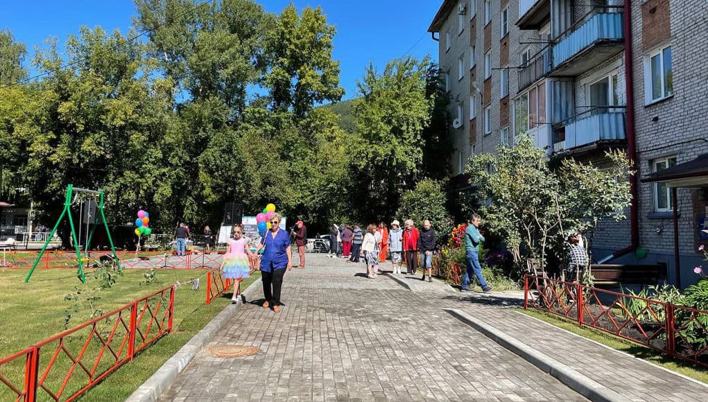 Еще один двор благоустроили в Горно-Алтайске Еще один двор благоустроили в Горно-Алтайске