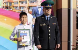 Школьника из Горно-Алтайска наградили за помощь в поимке нарушителей госграницы Школьника из Горно-Алтайска наградили за помощь в поимке нарушителей госграницы