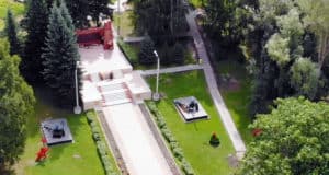 Вандалы повредили мемориальный комплекс в Сквере Победы в Майме