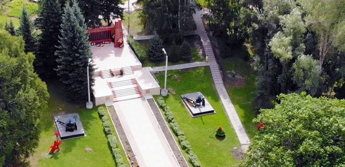 Вандалы повредили мемориальный комплекс в Сквере Победы в Майме