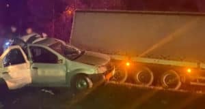 Reno Logan столкнулся с грузовиком, два человека погибли