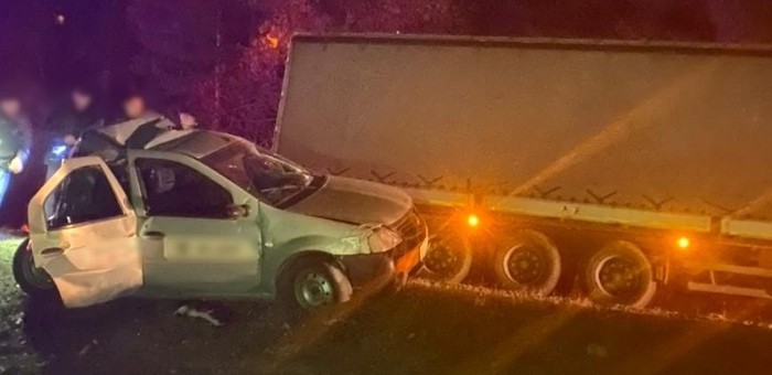 Renault Logan столкнулся с грузовиком, два человека погибли