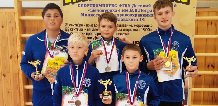 Спортсмены с Алтая успешно выступили на межрегиональных состязаниях по кикбоксингу