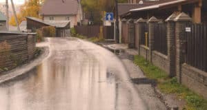 На улице Полежаева восстановили дорожное полотно