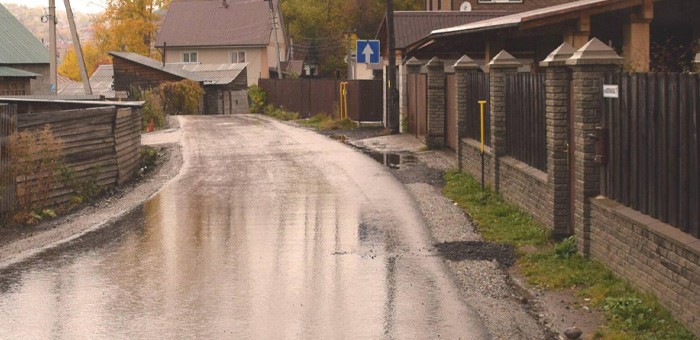На улице Полежаева восстановили дорожное полотно