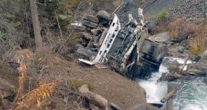 Самосвал упал с моста на Улаганском тракте, водитель погиб Грузовик упал с моста на Улаганском тракте, водитель погиб