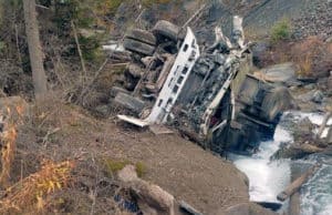 Самосвал упал с моста на Улаганском тракте, водитель погиб Грузовик упал с моста на Улаганском тракте, водитель погиб