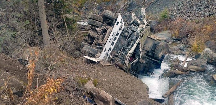 Самосвал упал с моста на Улаганском тракте, водитель погиб