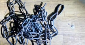 Житель Ильинки похитил обидчика жены, приковал его к трубе и несколько часов издевался над ним Житель Ильинки похитил обидчика жены, приковал его к трубе и несколько часов издевался над ним