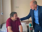 Глава республики навестил в госпитале раненого бойца из Балыкчи Глава республики навестил в госпитале раненого бойца из Балыкчи