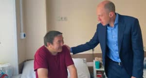 Глава республики навестил в госпитале раненого бойца из Балыкчи Глава республики навестил в госпитале раненого бойца из Балыкчи