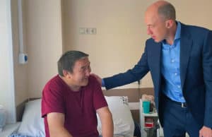 Глава республики навестил в госпитале раненого бойца из Балыкчи
