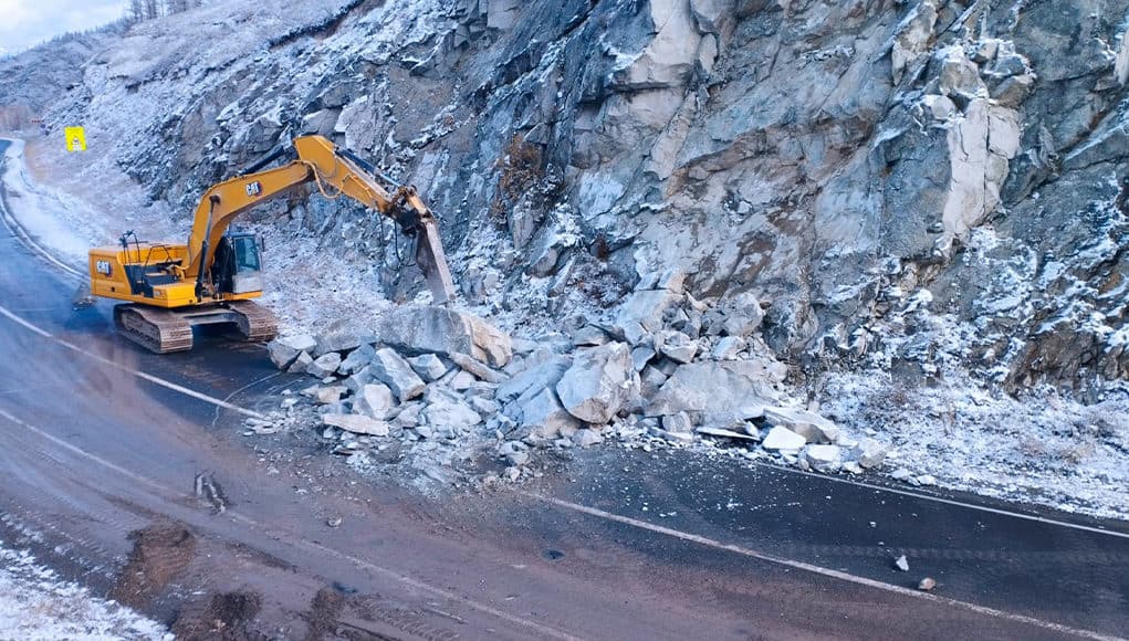 Дорожники устранили последствия камнепада на перевале Чике-Таман