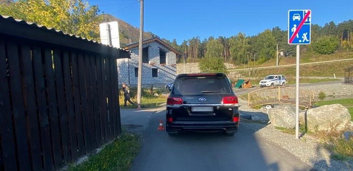 Девятилетний ребенок попал под колеса Toyota Land Cruiser в Манжероке